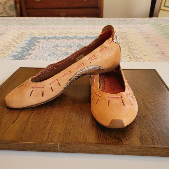 Tan Leather and Silver Snake Skin DKNY Flats. Sixe 8-M. EEUC. - Picture 4 of 14